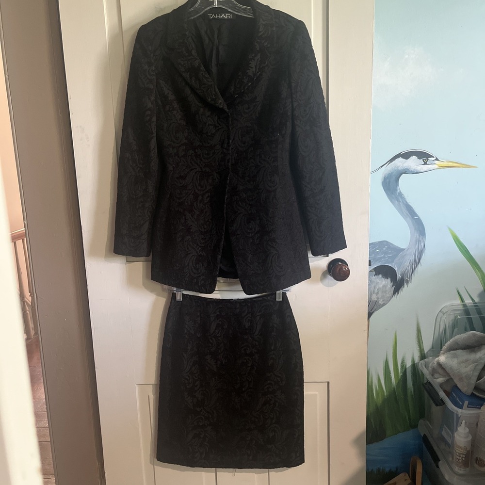 Tahari Suit Set 2 Piece Size 4 Black Brocade Pencil Skirt Long 3 Button Blazer